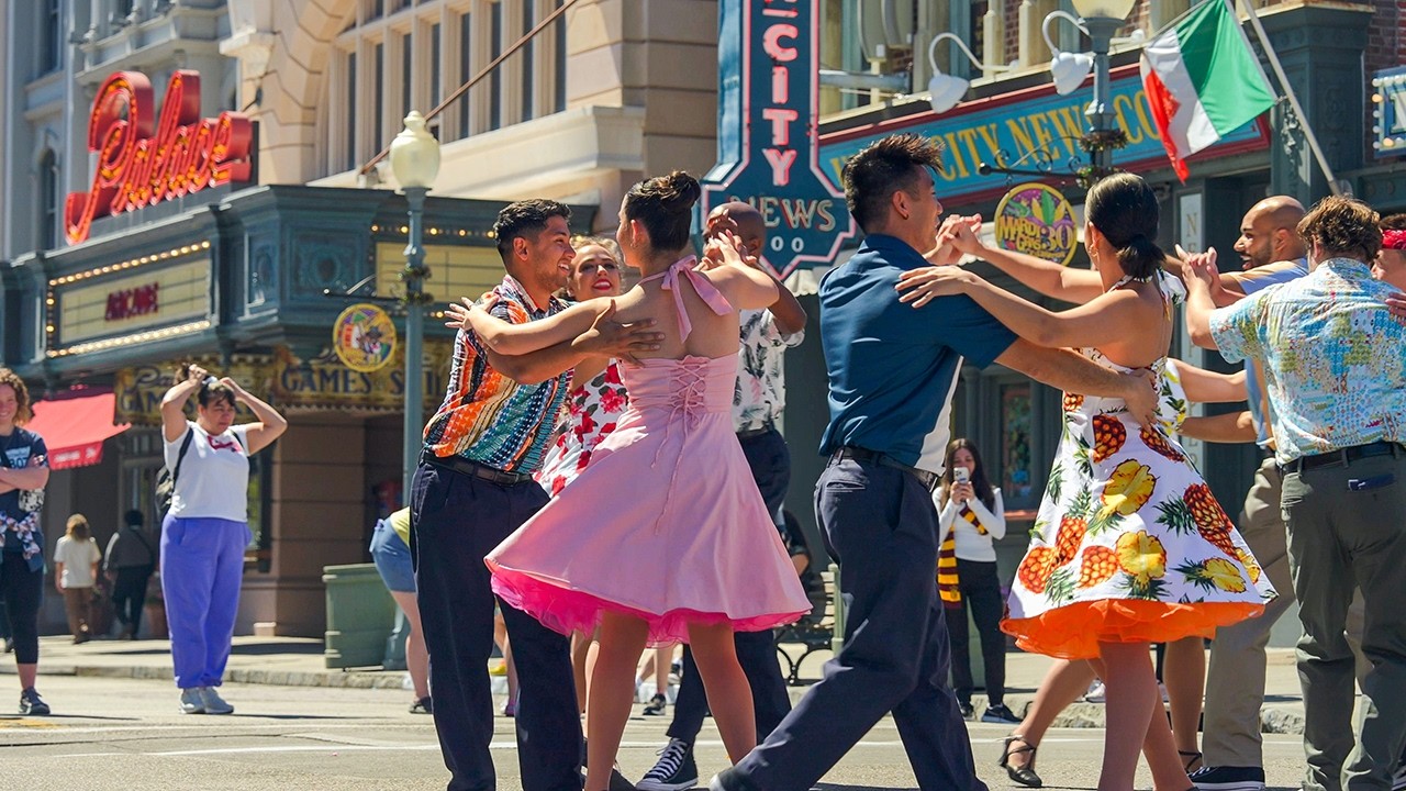 Everyone Is Dancing! Dancing Heat on the Streets of Universal Studios!
