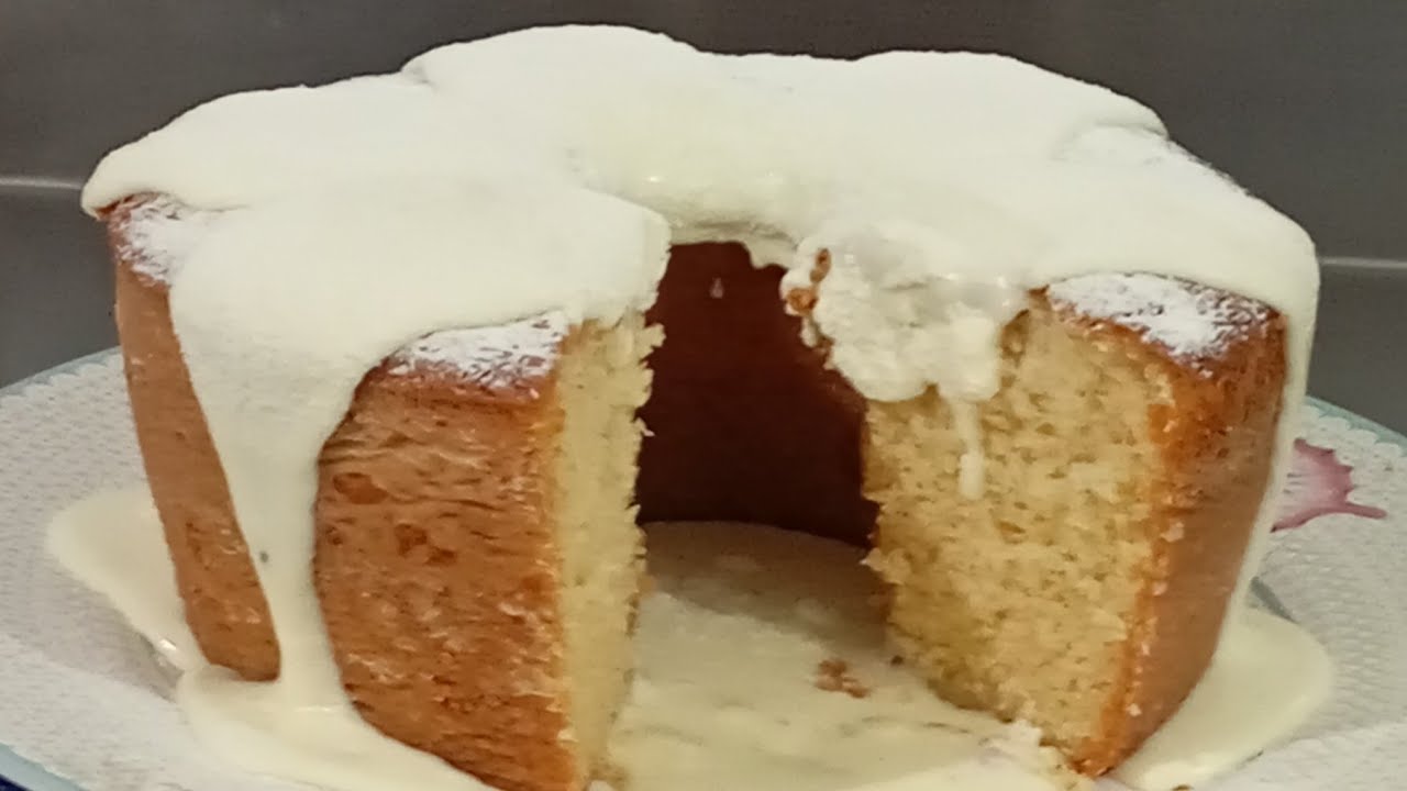 BOLO DE IOGURTE NATURAL COM COBERTURA DE NINHO 