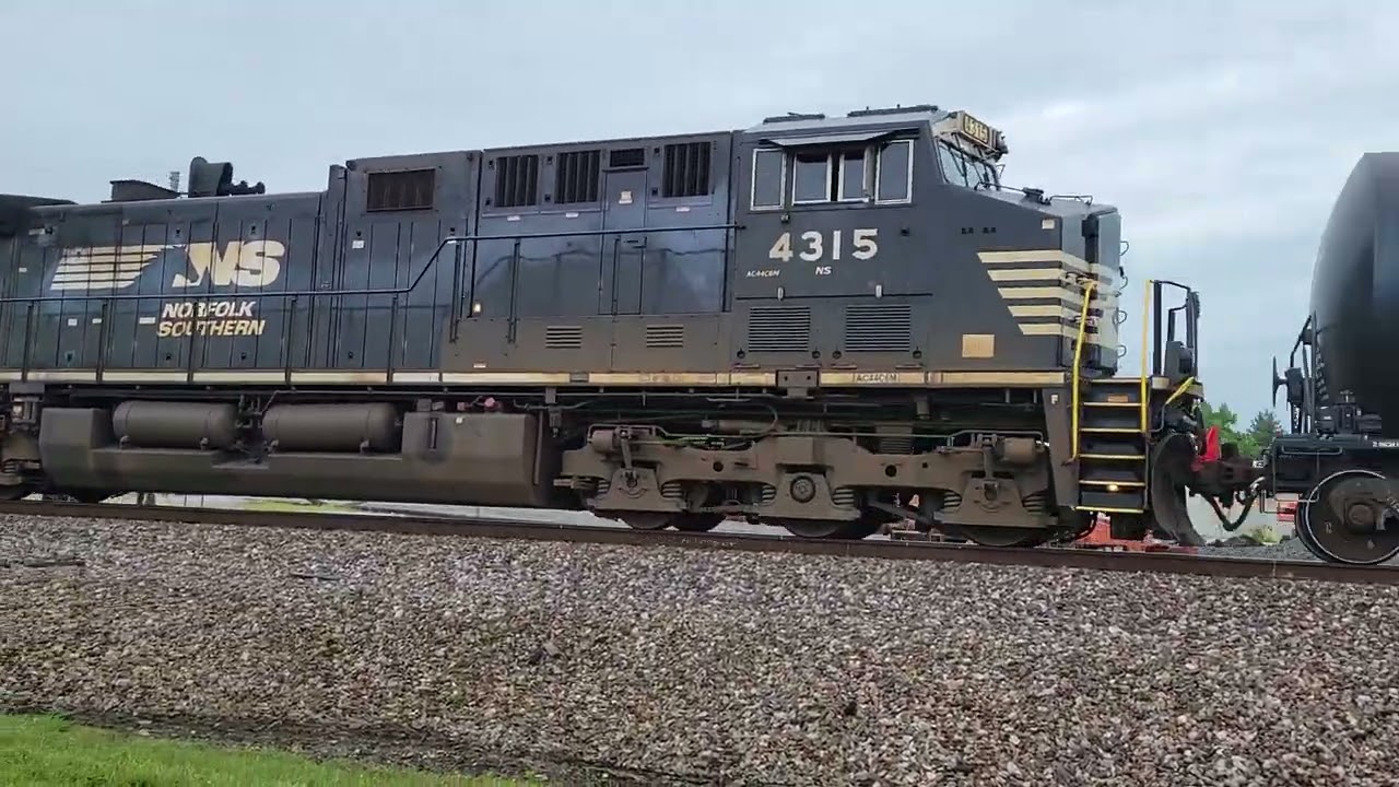 WB NS manifest with mid dpu and horn salute in Mt Vernon Illinois