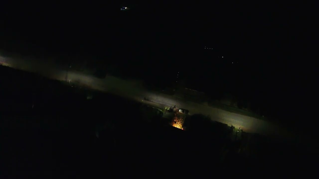 Tomkowice nocą - przelot nad miejscowością