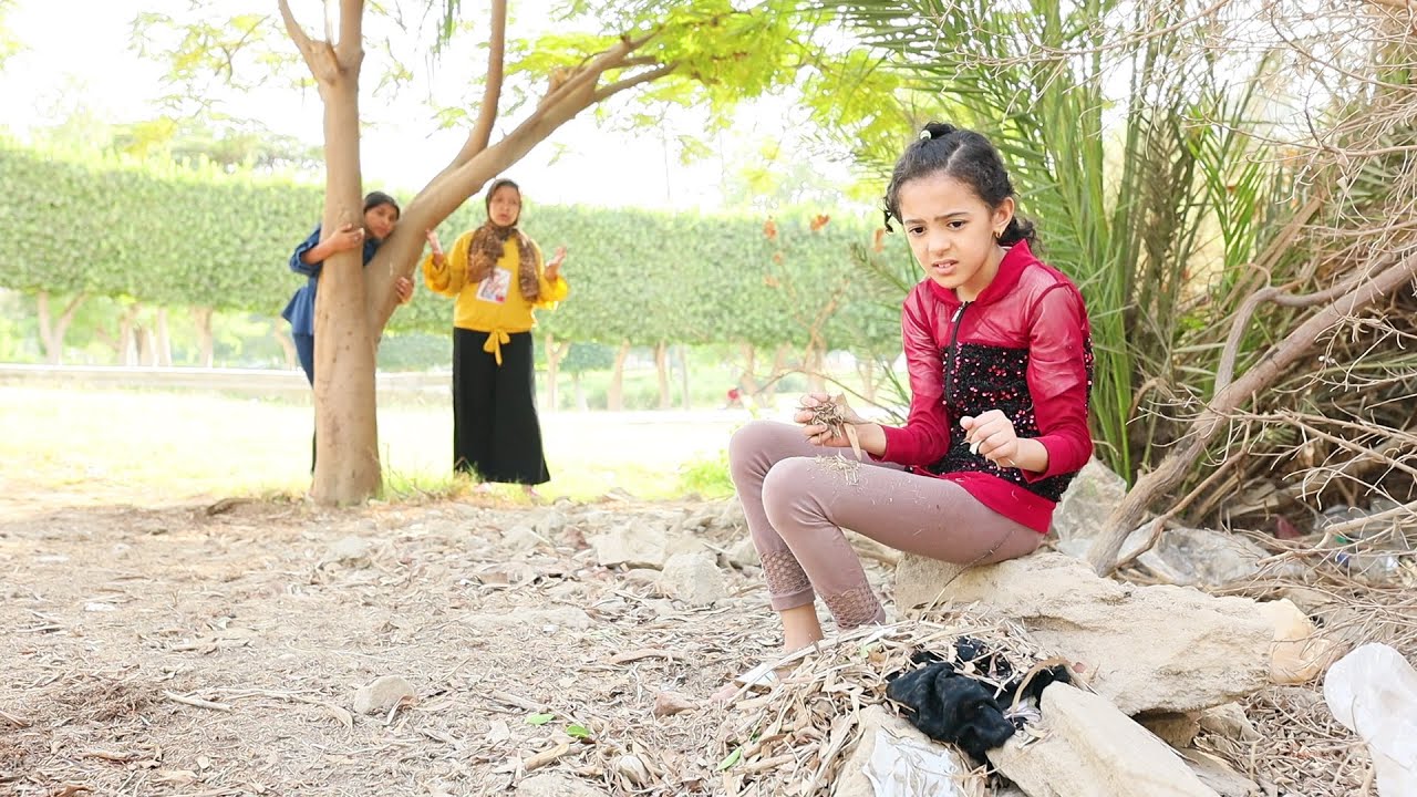 بنت صغيرة تدفن اختها الرضيعة تحت الرمال لصنعها شئ لا يصدقه عقل 😱!!