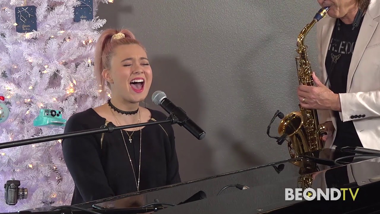 Olivia Rox & Warren Hill perform 