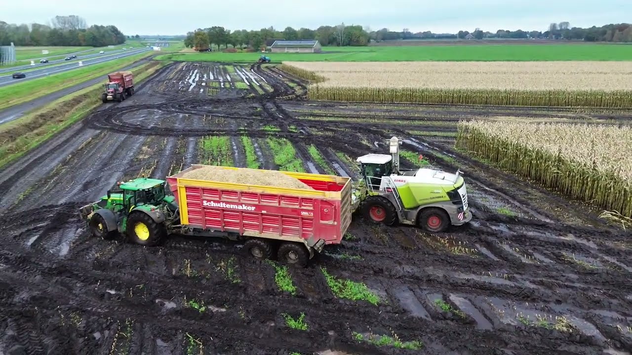 mais op afstand hakselen met aangedreven wagens overladen met de kraan Landbouw  Loonbedrijf Sandee