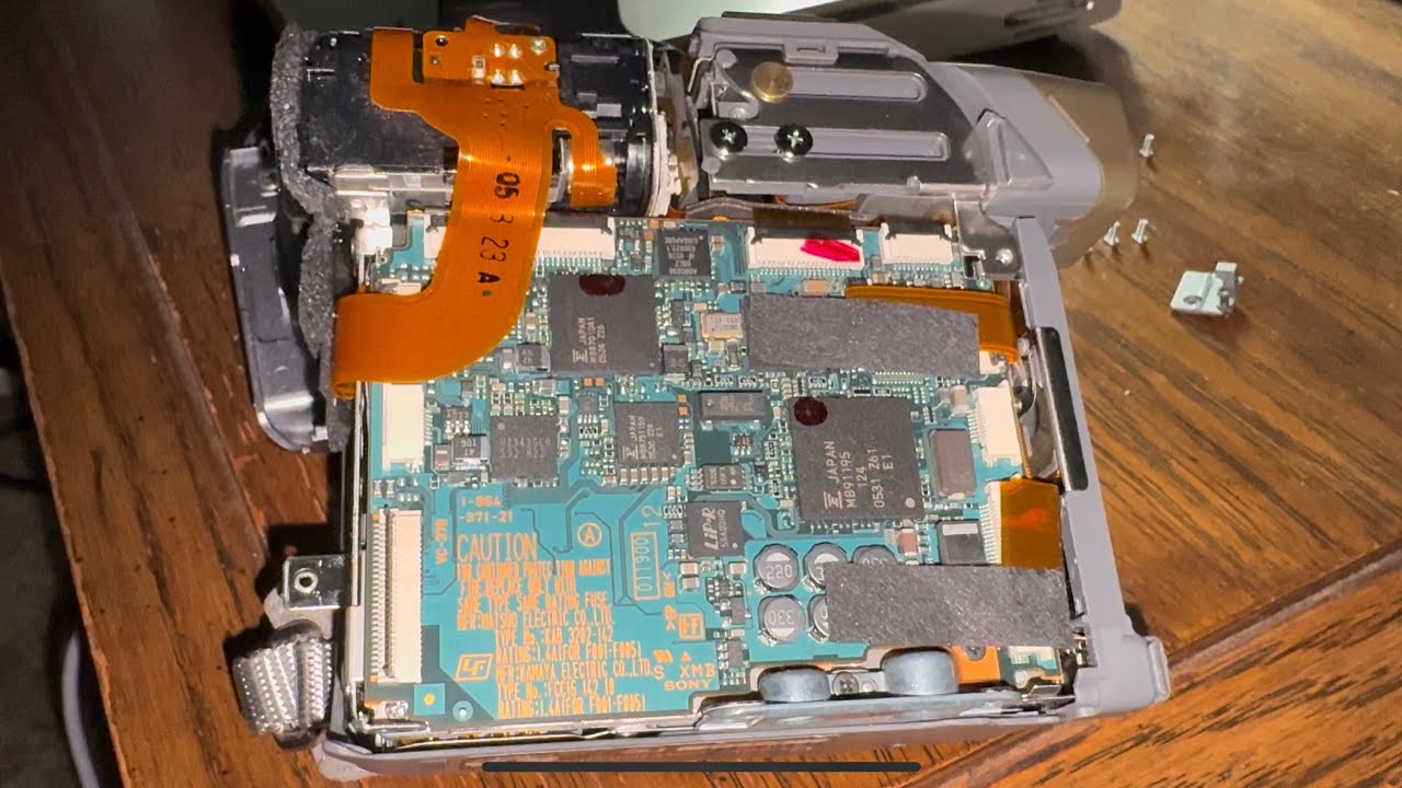 Ремонт видеокамеры Sony DCR-HC42 MiniDV Handycam с поврежденным ЖК-дисплеем, вызванным птицами