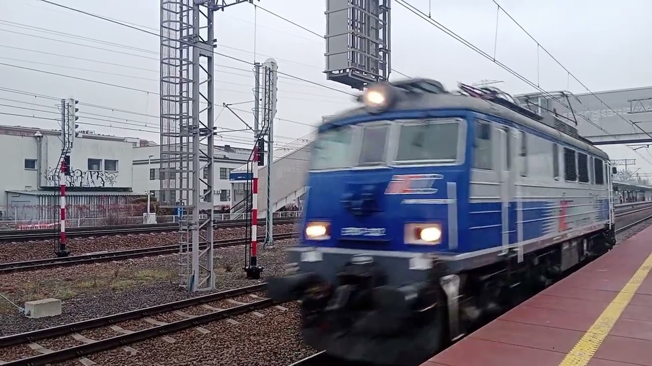 EP07-332 przejeżdża przez stację Warszawa Gd. 11.11.2025