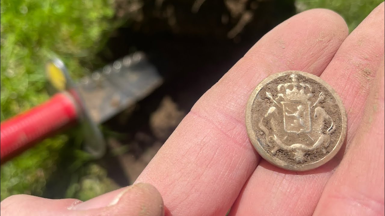 Coat of Arms Button #MetalDetecting an Ann Arbor Park!