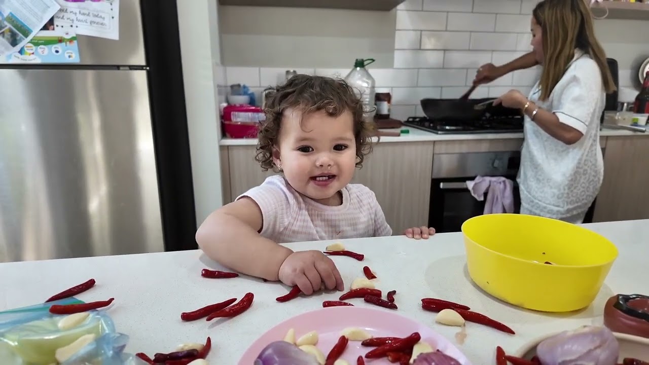 MOMMY DAN BRIELLA BUAT NASI UDUK 