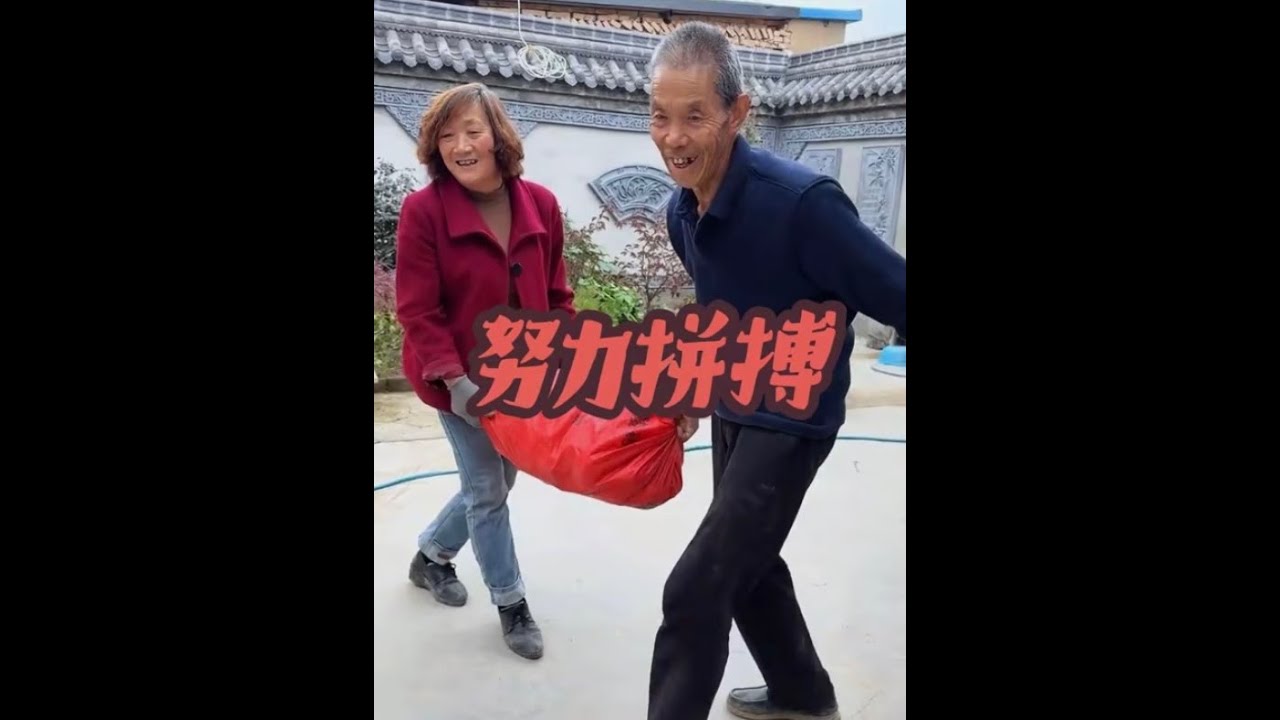 早出晚归的给大家找苹果，虽然辛苦但是回到家有妈妈做的饭菜有可爱的女儿，感觉也就没那么累了，正是这份坚持才换来了网友们对我苹果的一致好评，所以累一点苦一点也值得，一步一脚印走下去才踏实！