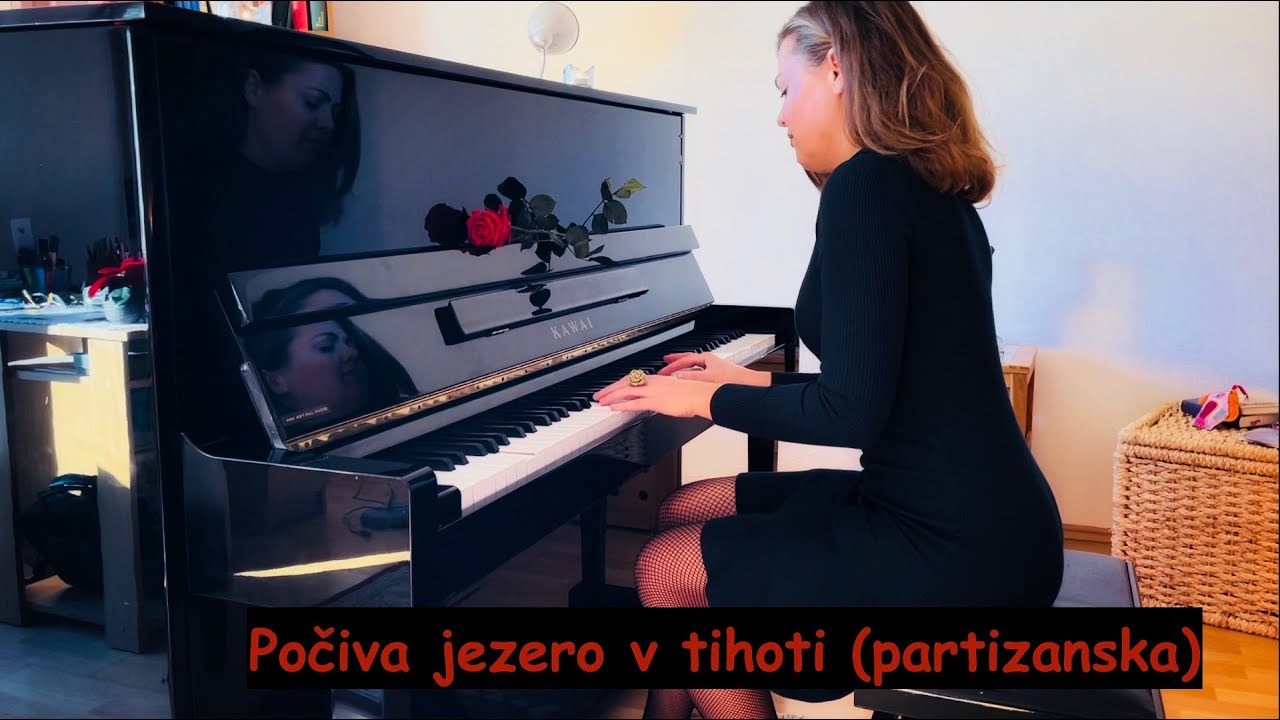 Počiva jezero v tihoti (partizanska).   Izvedba: Tina Mauko