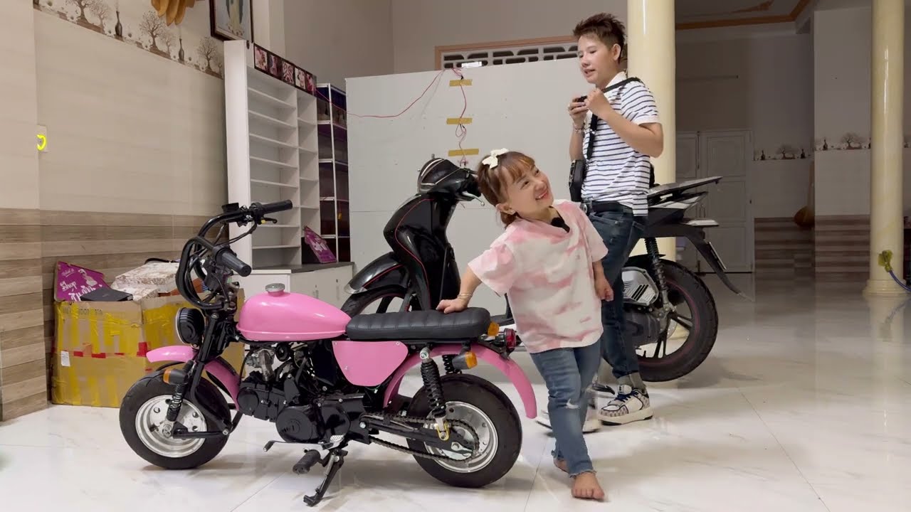 Ut Mini Đập Hộp Con Siêu Xe Mới Bất Ngờ Gặp Các Chú Công An Giao Thông.