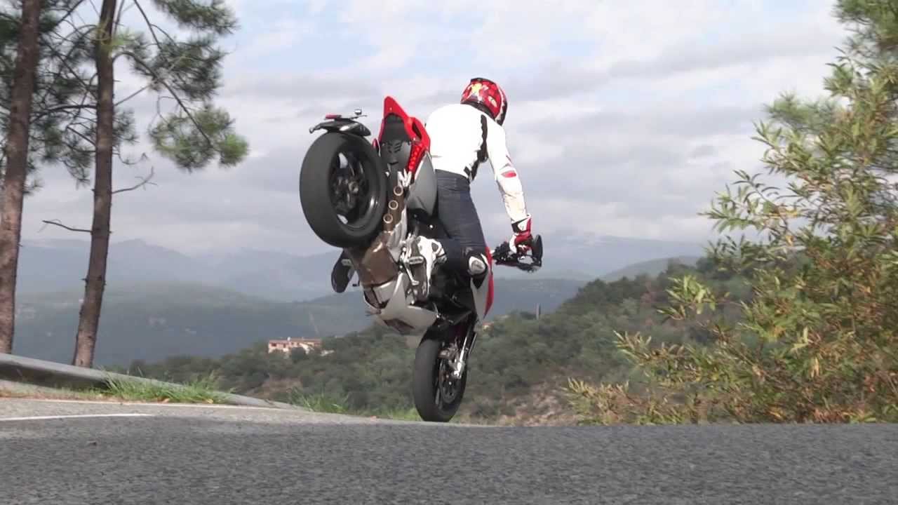 La MV Agusta Rivale 800 burnera-t-elle sur ses concurrentes ?