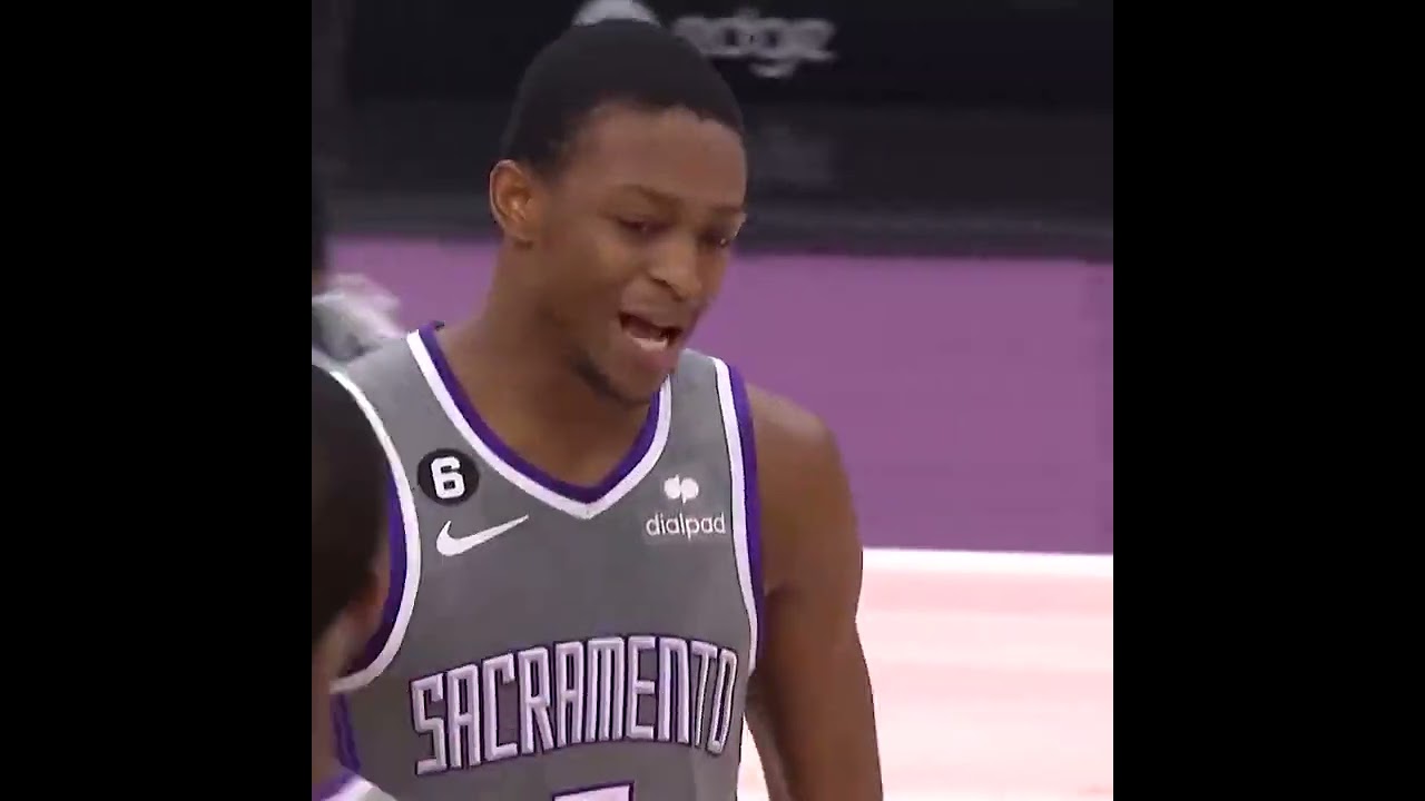 Sir Clutch calls game in Chicago! 🦊 
