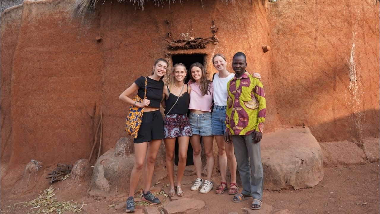 Explication des Tata Sombas par notre guide Jean &agrave; Natitingou