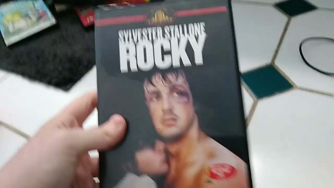 DVD-коллекция в двух словах в ванной комнате