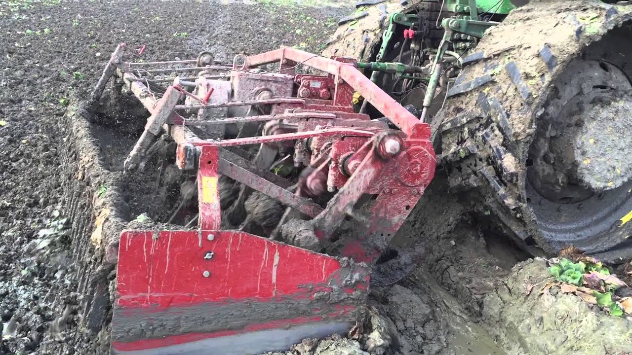 Loonbedrijf Poland met Gramegna - na kooloogst land winterklaar maken - John Deere rups