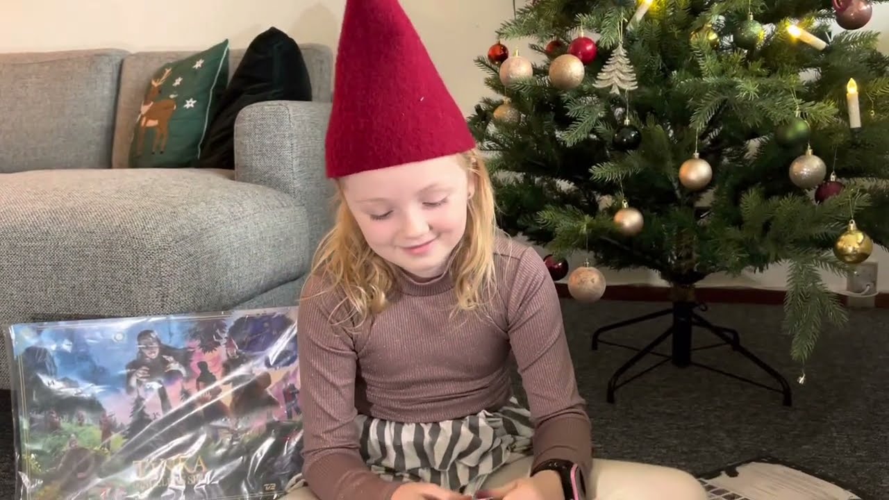 Willa Nia åbner 35 pakker Tinka kort😃🎄