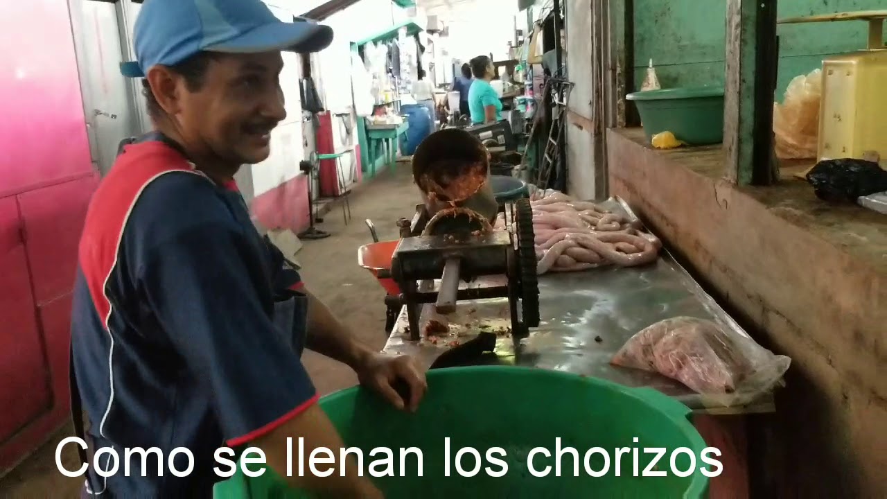 Mi gente trabajando máquina para llenar chorizos