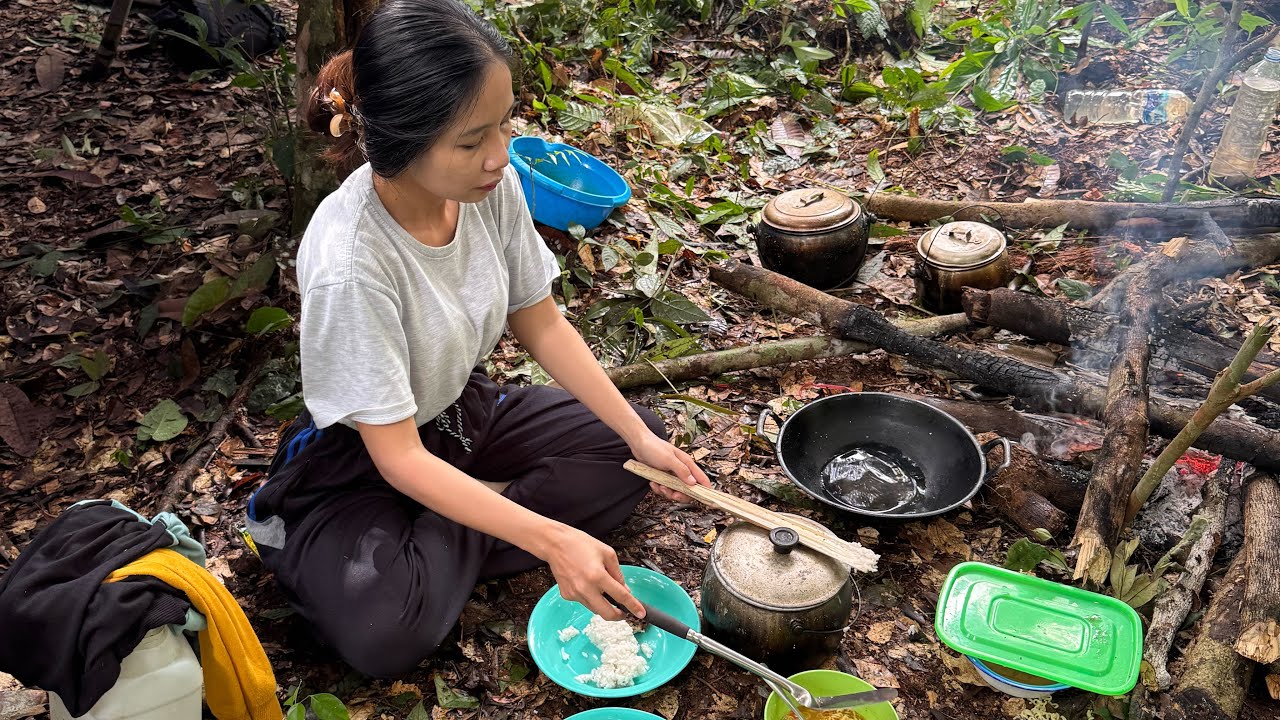 Dua hari bertahan hidup di hulu sungai Kalimantan mencari ikan #meilaboots #food #cooking #fyp