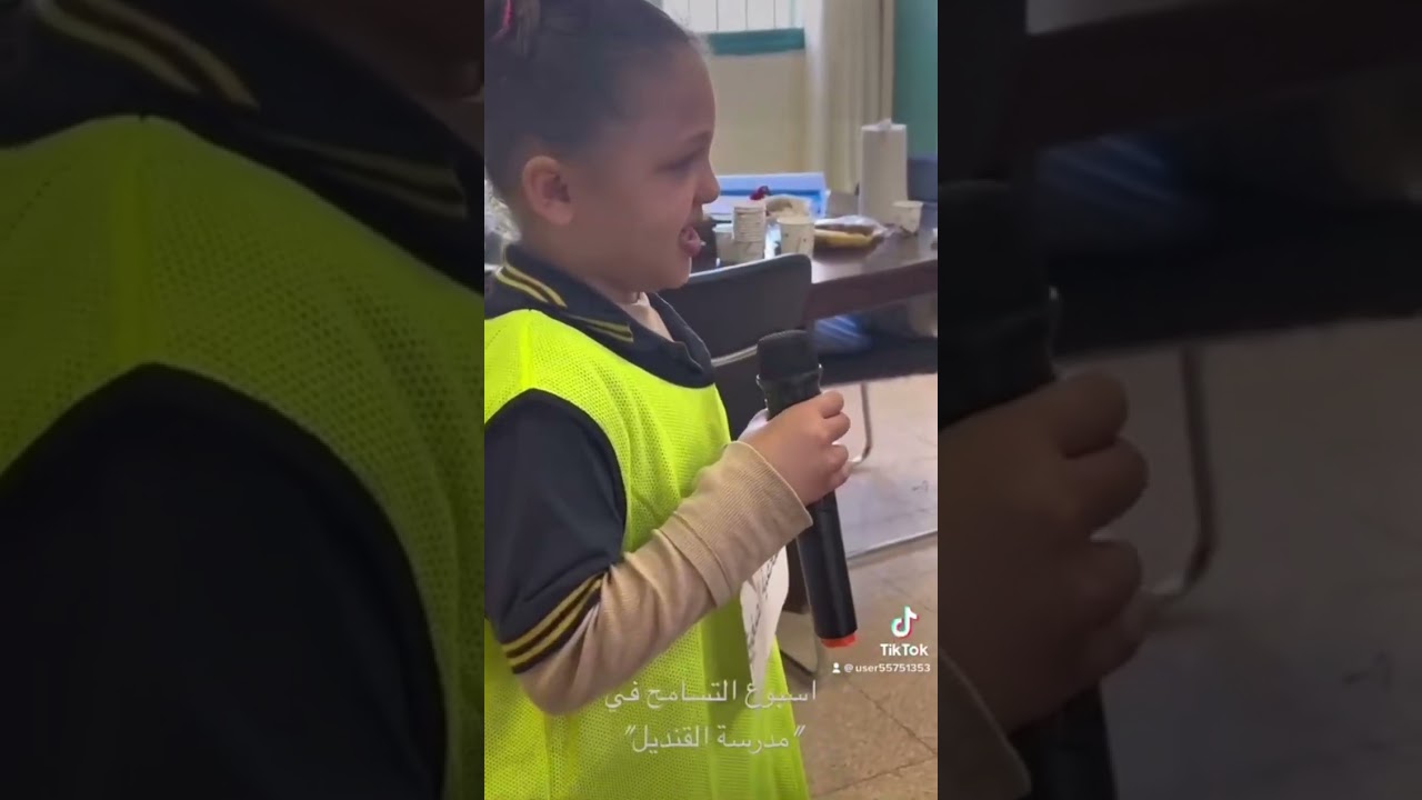صحفيو القنديل الصغار وجيه وامتنان في بازار الخير
