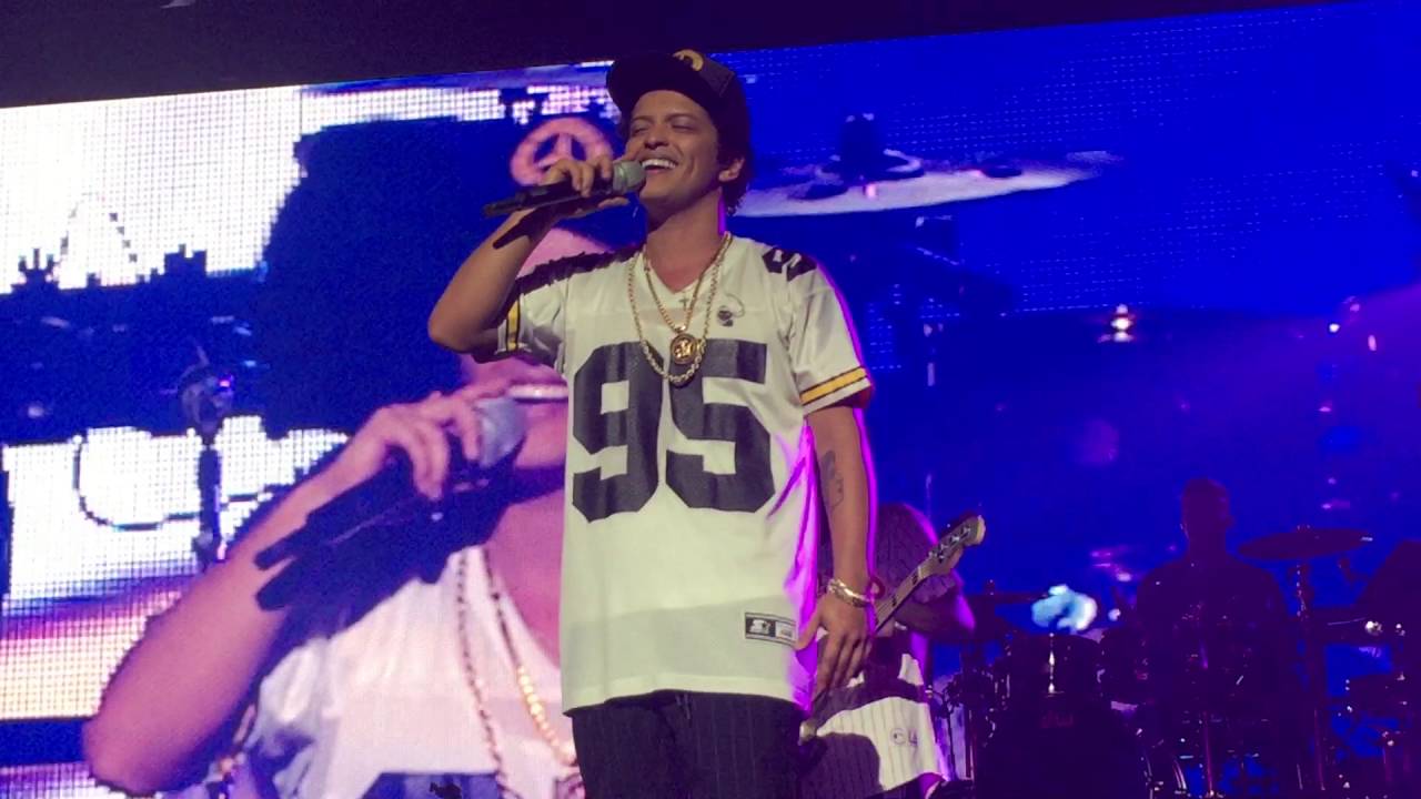 Bruno Mars - Just the way you are & Locked out of heaven @ 