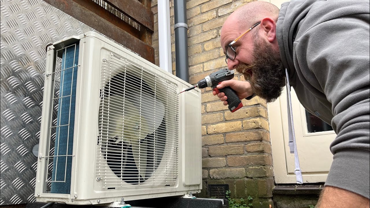 Freek doet onderhoud aan een airco!!!!