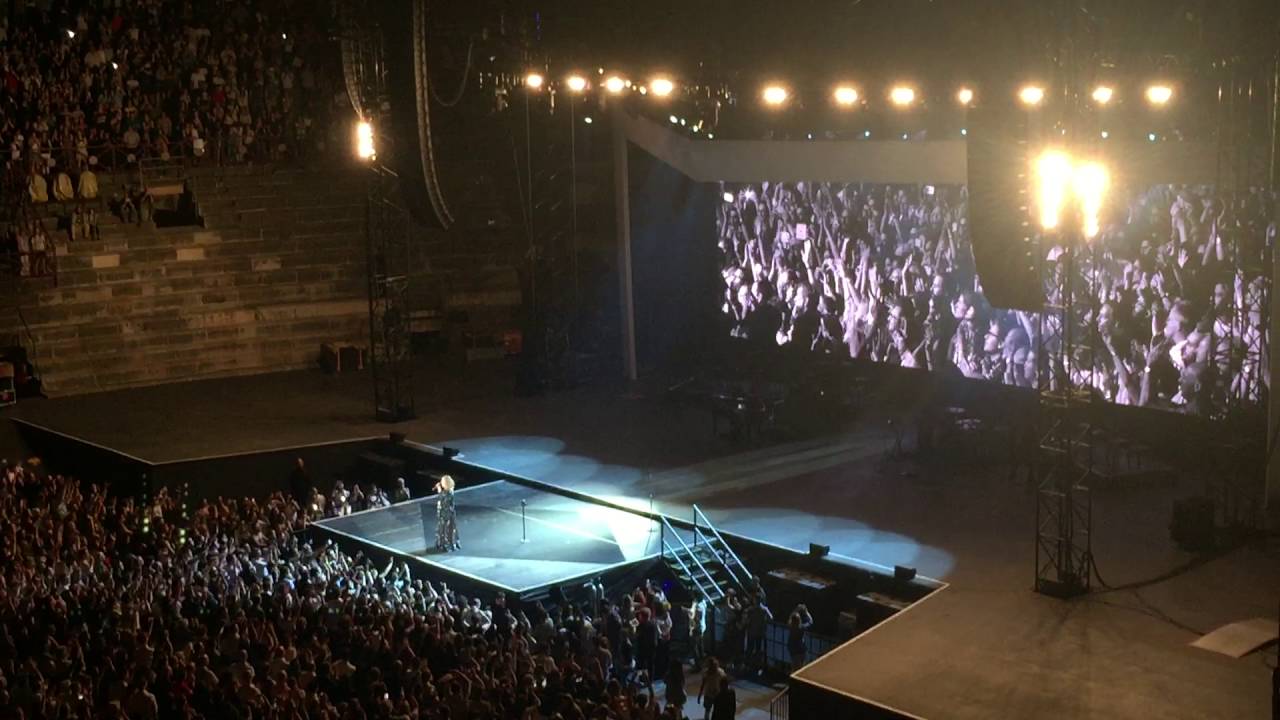 Adele - Rolling In The Deep (live arena di Verona 28.05.16 - night 1)