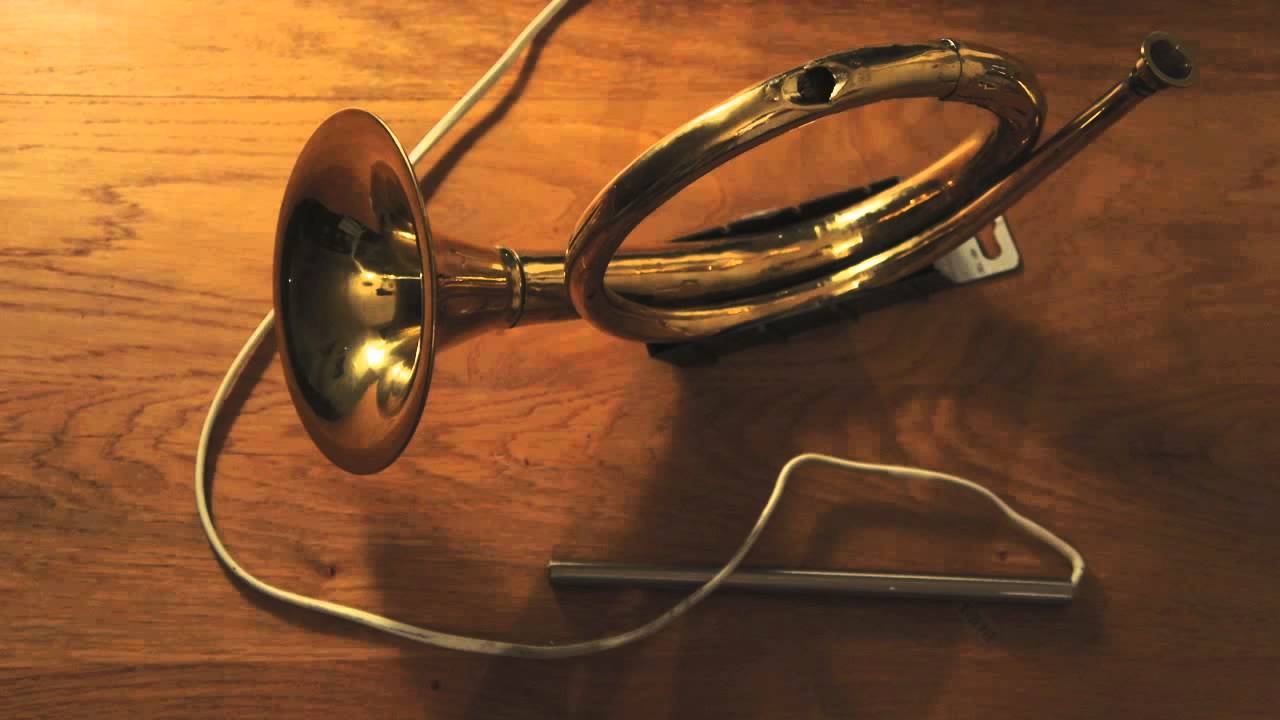 Re-Use.TV - Lamp made out of old trumpet