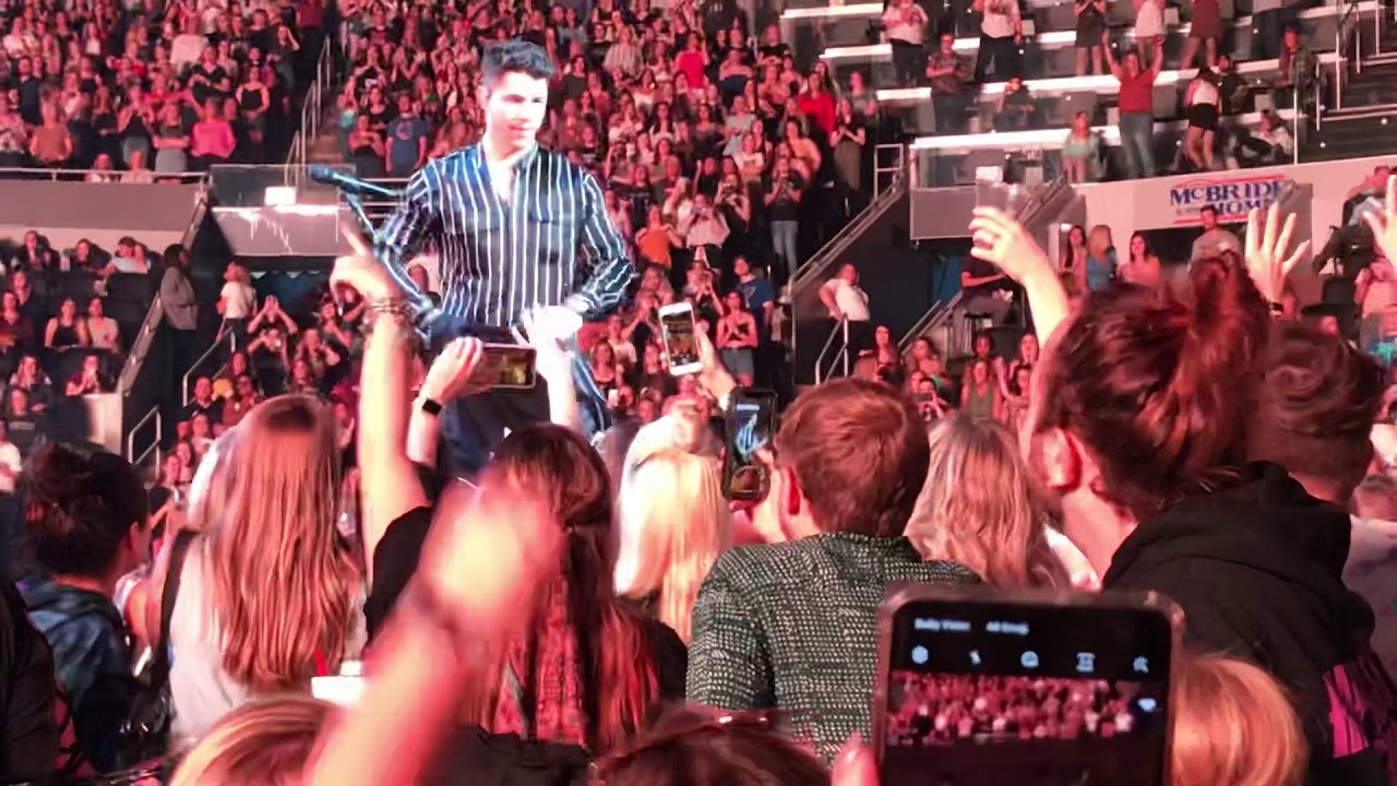 Nick Jonas blows wife Priyanka a kiss at st.louis Happiness Begins tour 9/14/19