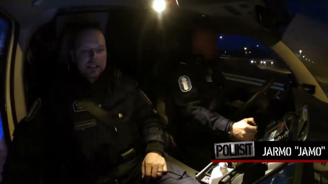 Poliisit - mersu ajaa lintassa katolleen