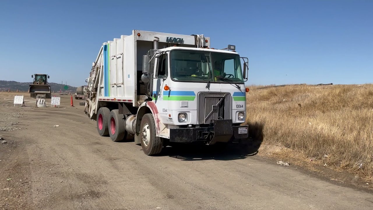 Recology Mariposa | Recology San Francisco 1997 Volvo Leach Rear Loader
