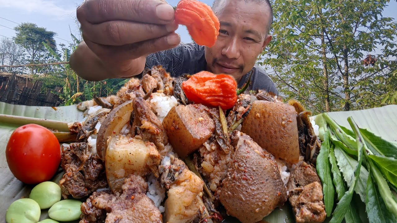 Eating delicious pork curry in Naga style // pork cook with banana stems // stinky beans