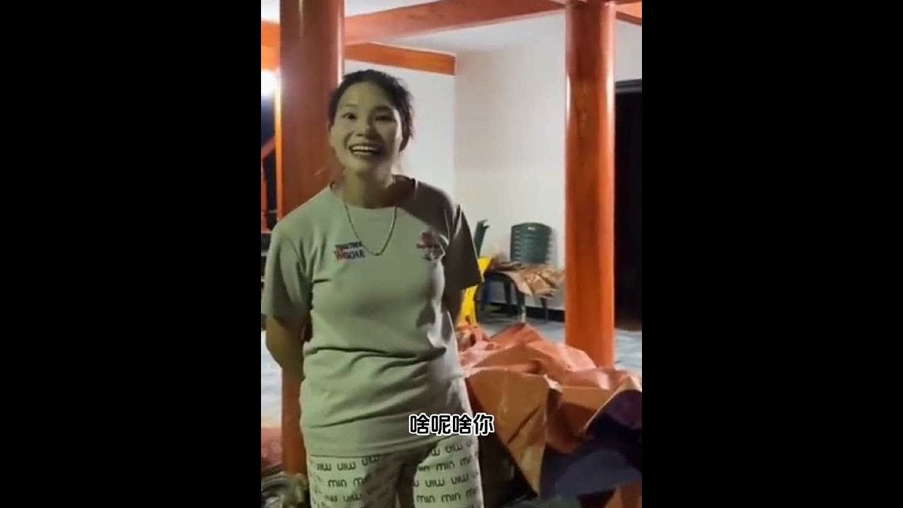 小潘秋秋的干姐来家里玩，干姐很喜欢中国文化愿意唱歌跳舞跟大家互动。