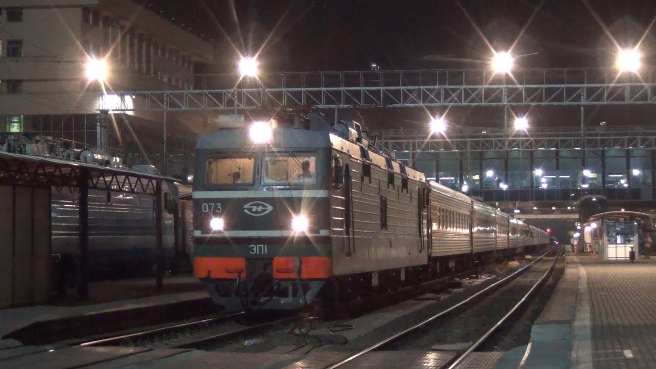 Электровоз ЭП1-073 с поездом №339 Новороссийск — Нижний Новгород