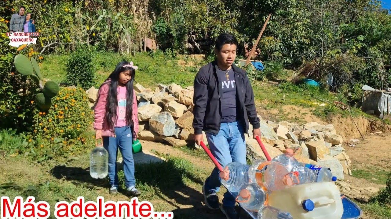 En esta hermosa mañana sali con mi prima almita a traer agua al pozo porque no tenemos agua en casa 