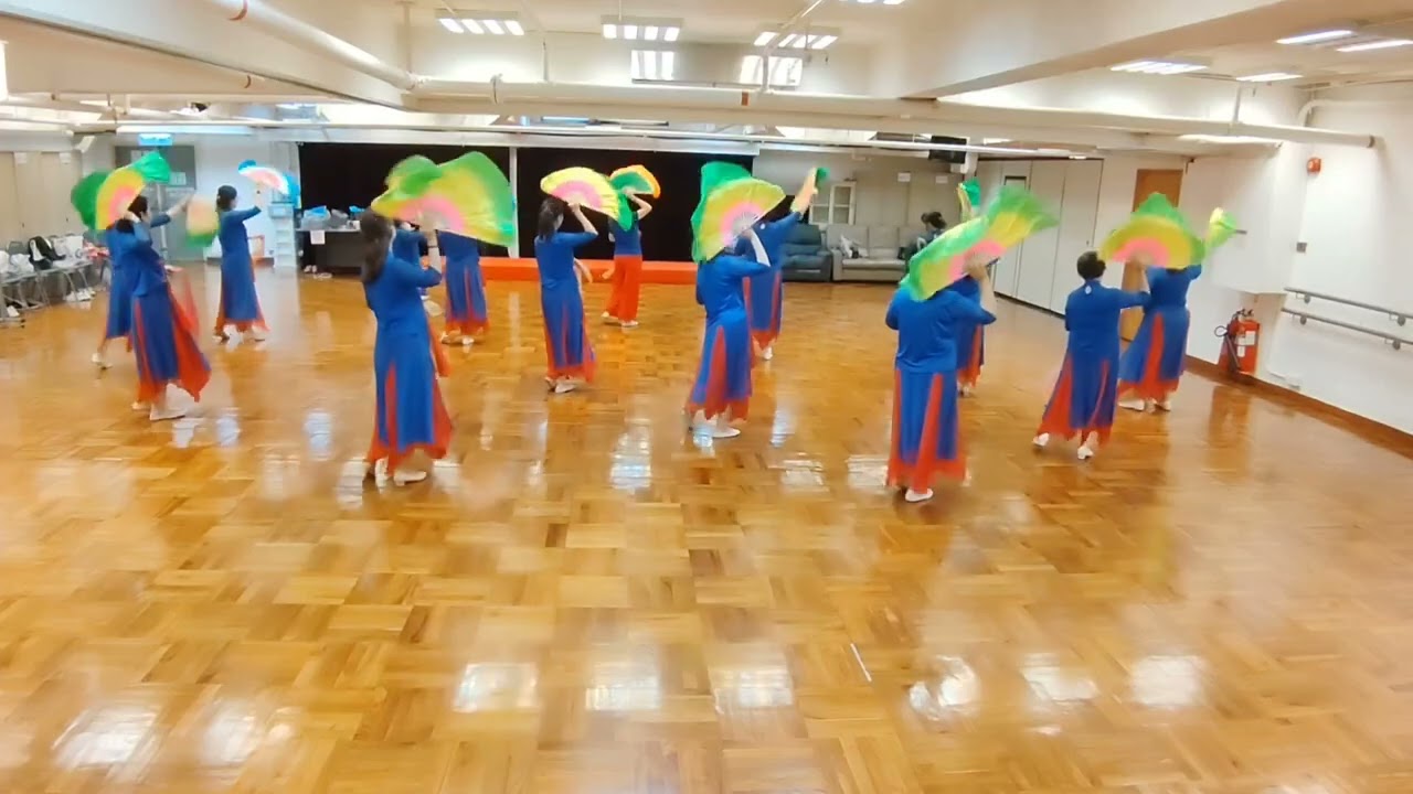 扇十巾 開心一年 又一年 查詢90766187陳德玉老師🫰英國皇家舞蹈註冊教師＊中國民族舞高级文憑＊國際標準拉丁舞教師，排排舞及太極等等文憑，康文署註冊導師及教練，有裁判證書👍太極拳刀剑