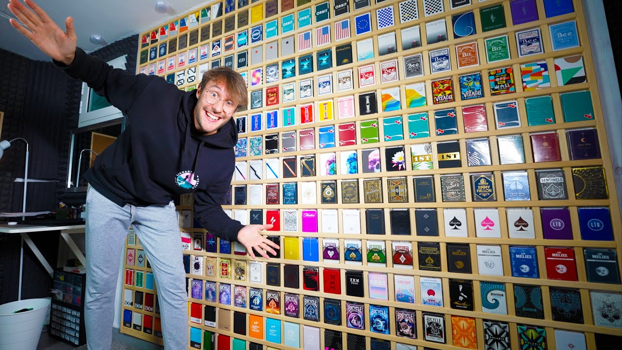 UN MURO DI MAZZI DI CARTE