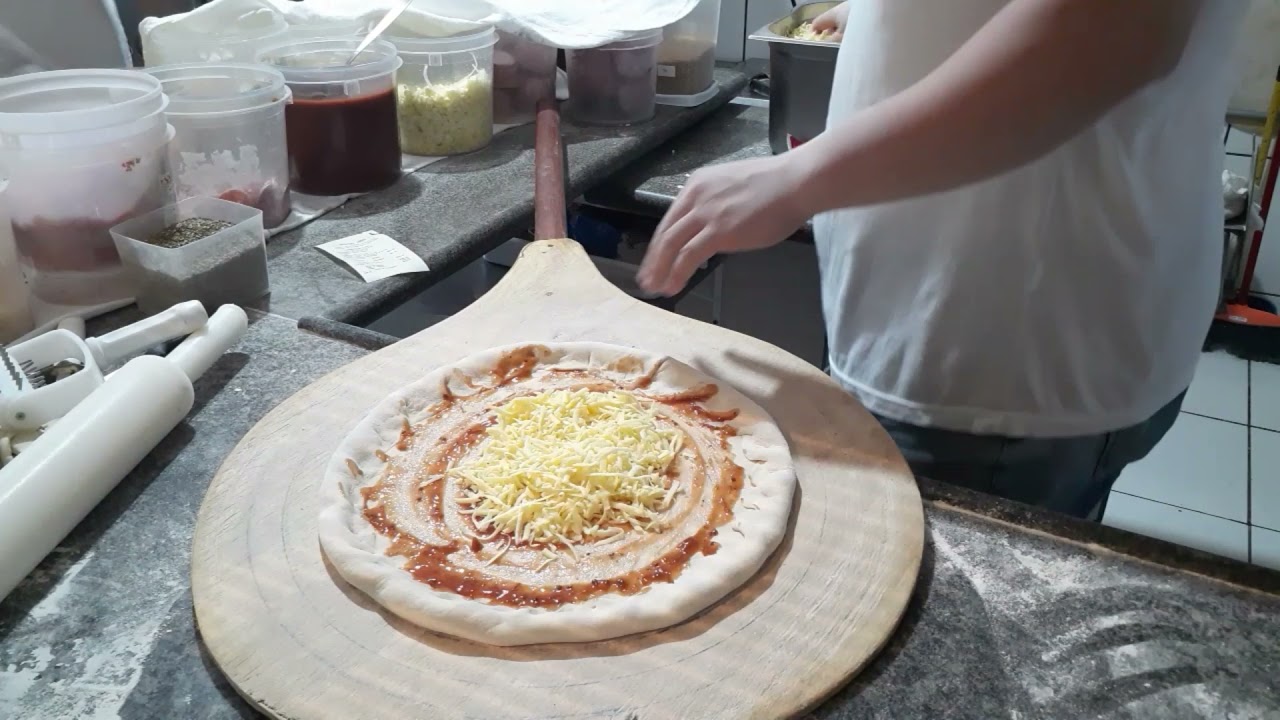 De volta a rotina de uma pizzaria, Primeira pizza de 2022, pizza com borda de catupiry.