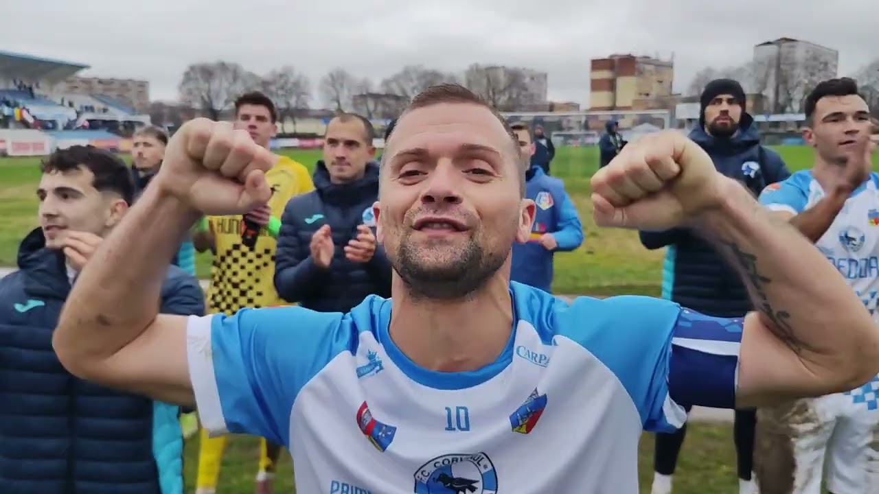 Finalul meciului, alături de suporterii corviniști.