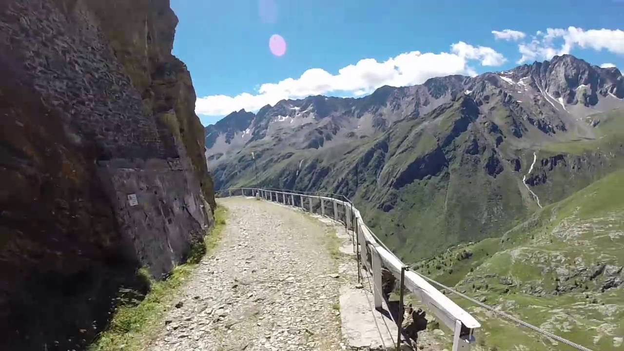Discesa in bici sul tratto sterrato esterno alla galleria di passo Gavia.