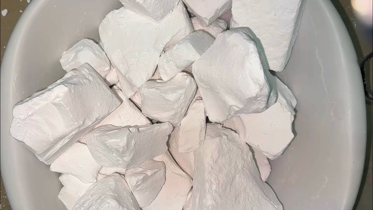 Original | Small pieces of Jumbo chalks, more comfortable to pinch than large pieces