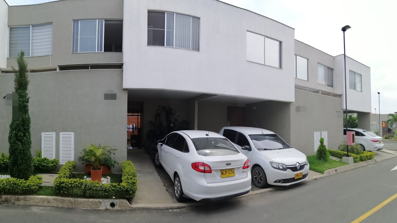 Venta Casa en Condominio Ciudad Country Jamundí terraza con pergola y zona verde full