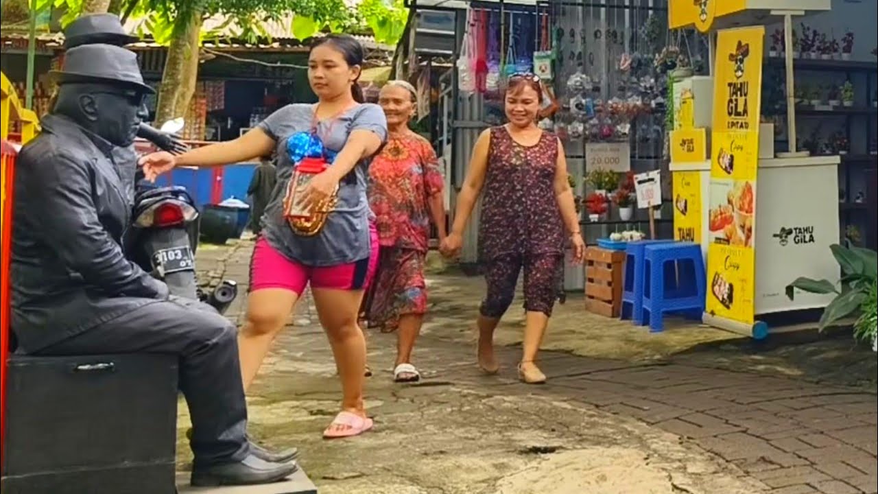 Dapat pelukan..!! prank patung..!!!