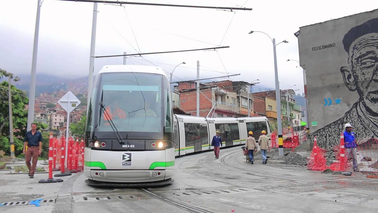 El despeje de la vía, el primer viaje del tranvía de Ayacucho cada mañana