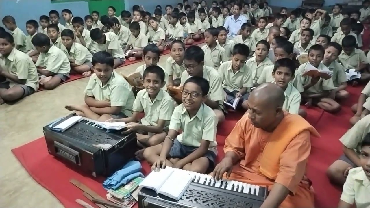 রহড়া বালক আশ্রম এর ছাত্ররা মায়ের কাছে প্রার্থনা করছে//By Swami Jitasangananda
