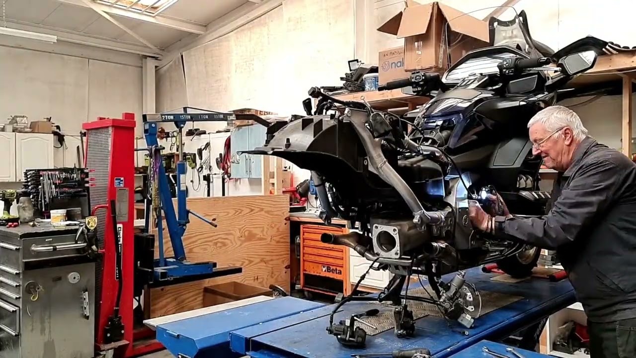 T118 - 2019 GL1800 DCT CSC Encore Build Bike Strip Down