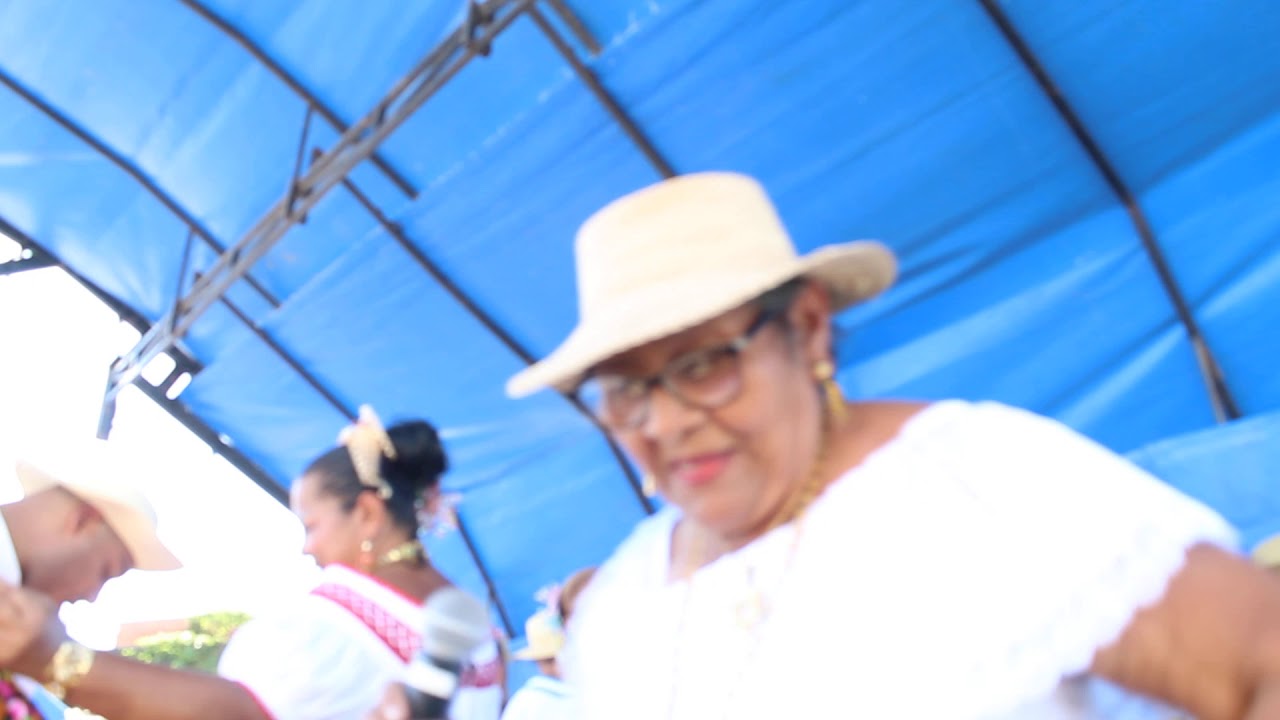 Ana Ureña y el Semillero folKlórico de la  Escuela Bilingüe República de Costa Rica