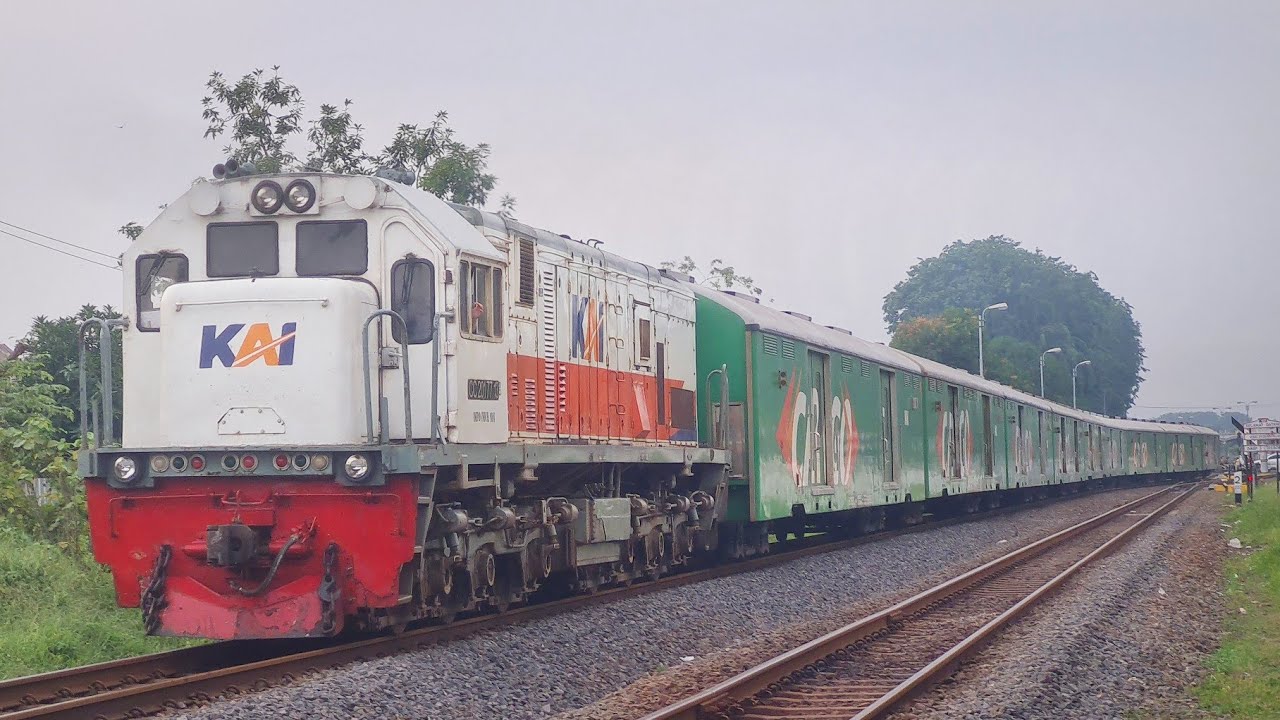 PAGI HARI KERETA BANYAK MEMASUKI STASIUN CIREBON DARI ARAH TIMUR