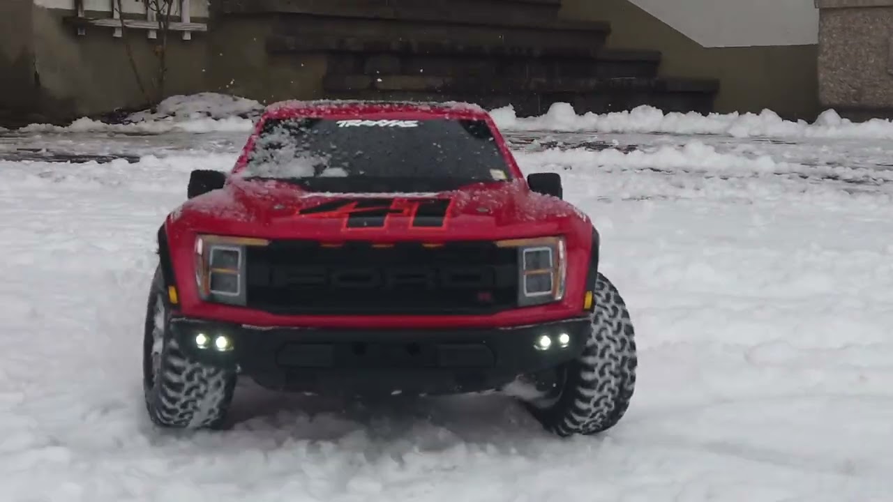 Traxxas F150 Raptor -R 4x4 VXL Slow Motion im Schnee
