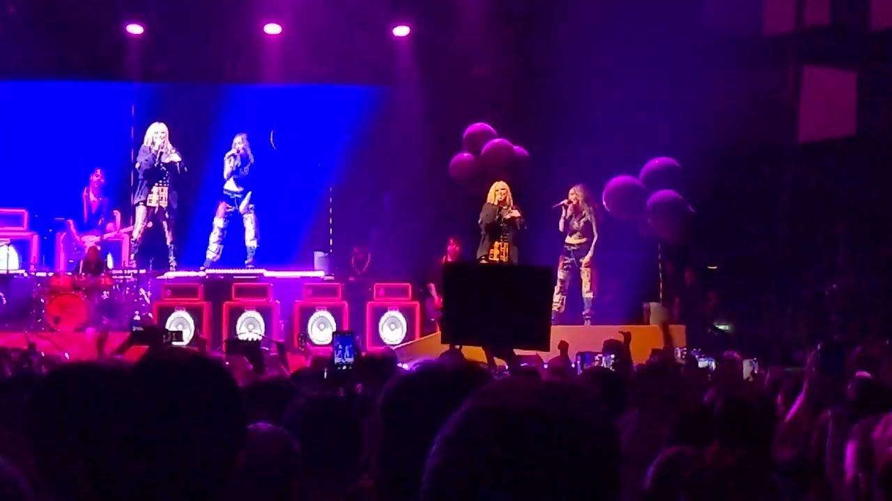 Avril Lavigne - Wannabe (Spice Girls cover, with phem) [HD] live @ Stadthalle, Vienna