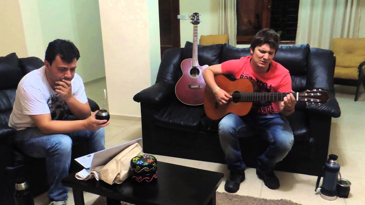 LUCAS SUGO--MARTIN PIÑA , cantando en casa ( si me ven llorar por ti)